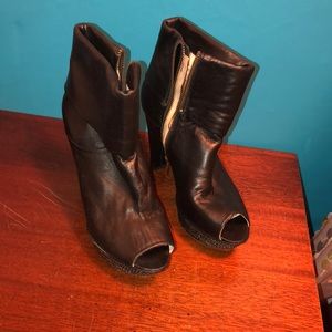 Black zipper platform Boot